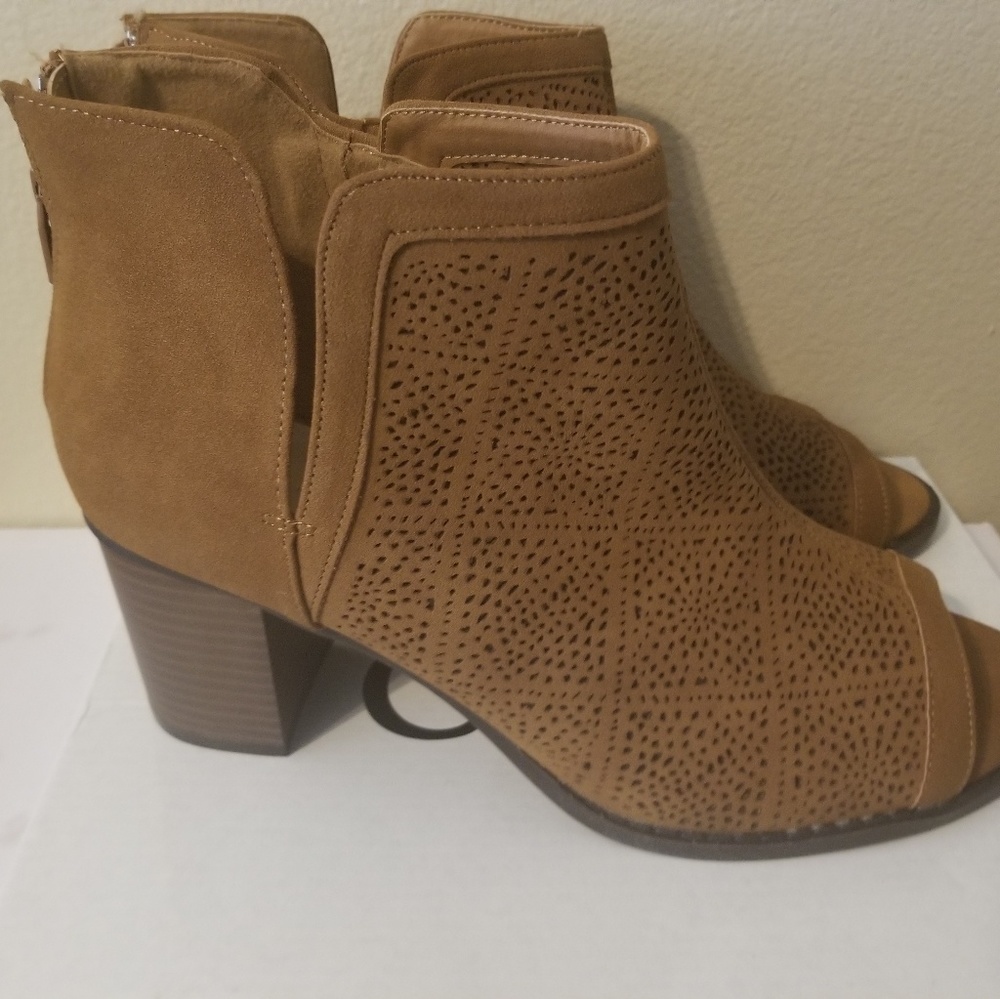 Shoes - Picture 2 of 3